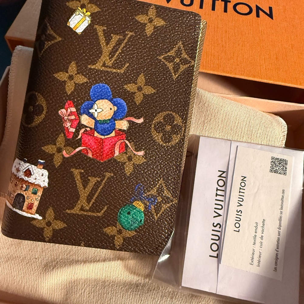Louis Vuitton NEW Viv  Brown Monogram Passport Cover with Illustrations